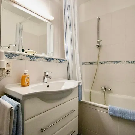 Wilhelma Strandallee 146 Wilhelma 6 *